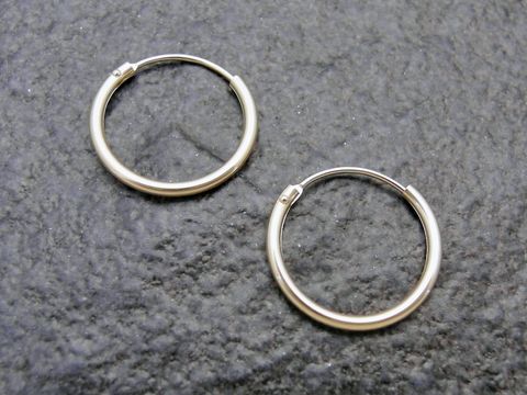 Gold Creolen mit einem Durchmesser von 1,5 cm aus Gold 333 und einer Stärke von 1,3 mm. Die Ohrringe sind vom Hersteller Juwelier Harnisch und haben eine Größe bis 15 mm.