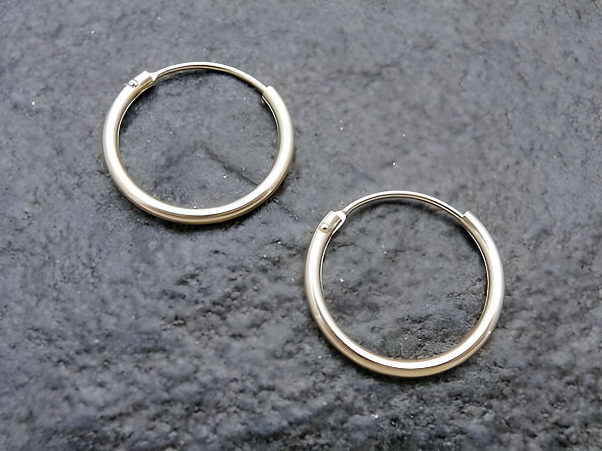 Gold Creolen mit einem Durchmesser von 1,5 cm aus Gold 333 und einer Stärke von 1,3 mm. Die Ohrringe sind vom Hersteller Juwelier Harnisch und haben eine Größe bis 15 mm.