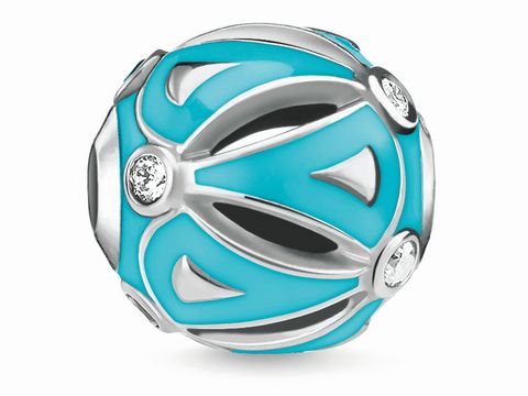 Karma Bead von Thomas Sabo in Ethno Türkis mit geschwärztem Silber und Stein. Elegante, rundliche Form mit filigranen Mustern und strahlend blauer Farbe. Perfekt für die Individualisierung von Schmuck.