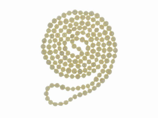 Perlenkette lang aus Süßwasser-Zuchtperlen in Weiß mit einem Durchmesser von 7 bis 10,5 mm und einer Länge von 140 cm, hergestellt von Juwelier Harnisch, extra lang.