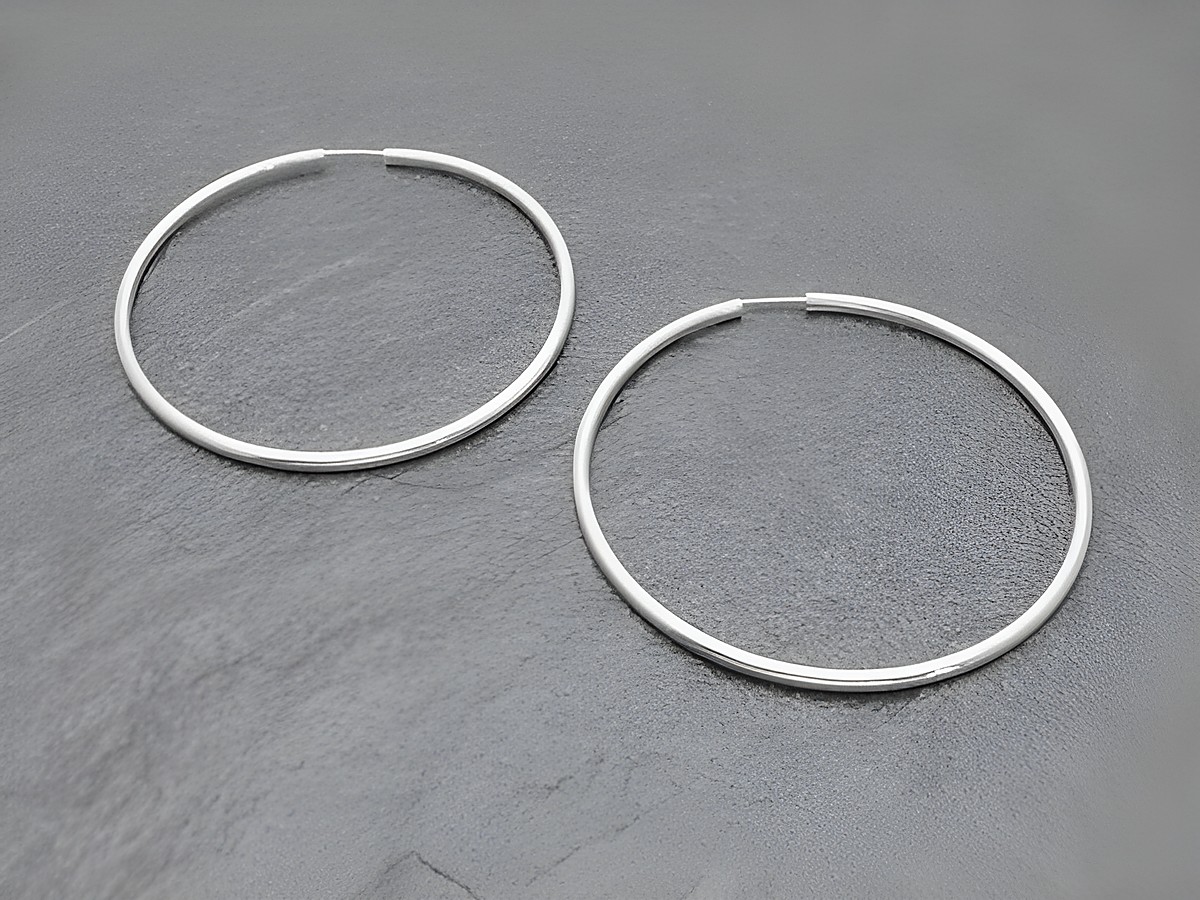 Silber Creolen mit einem Durchmesser von 5 cm aus rhodiniertem Sterling Silber in 2,5 mm Stärke, hergestellt von Juwelier Harnisch, elegant und zeitlos.