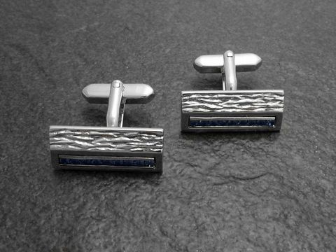 Silberfarbene Manschettenknöpfe mit elegantem Design, verziert mit blauen Strasssteinen, Hersteller Juwelier Harnisch, ideal für besondere Anlässe.