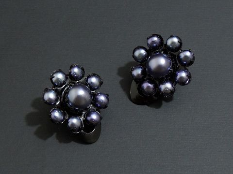 Strass Ohrclips in zartem Lila und Schwarz, grazil designt mit glänzenden Perlen, hergestellt von Juwelier Harnisch. Ideal für elegante Anlässe.
