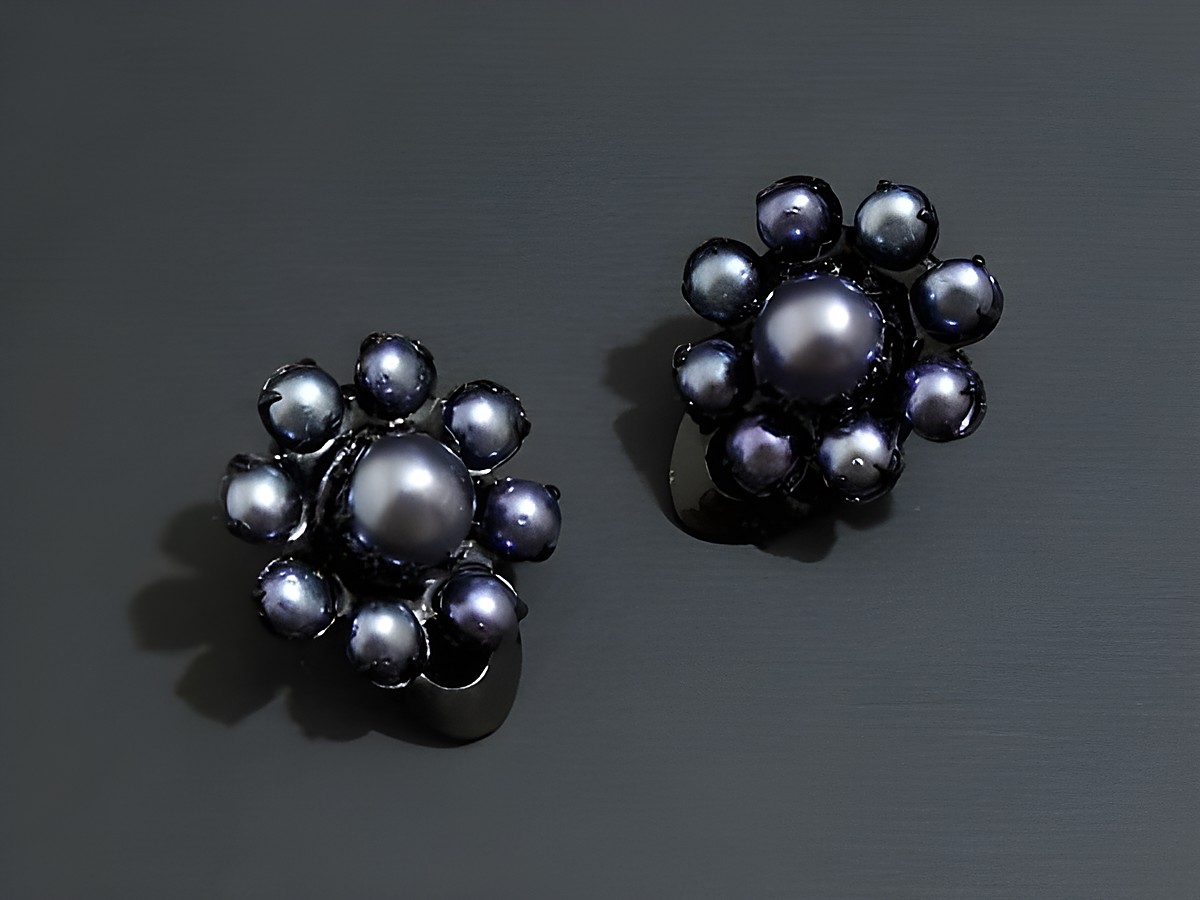 Strass Ohrclips in zartem Lila und Schwarz, grazil designt mit glänzenden Perlen, hergestellt von Juwelier Harnisch. Ideal für elegante Anlässe.
