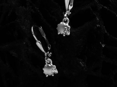 Schaf Sterling Silber Ohrhänger teilmattiert mit Schäfchen, hergestellt von Juwelier Harnisch, ideal für Kinder, kleine und süße Schafform, eleganter Verschluss.
