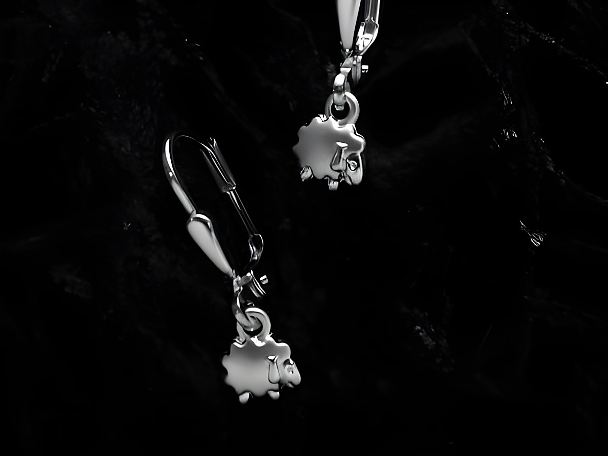 Schaf Sterling Silber Ohrhänger teilmattiert mit Schäfchen, hergestellt von Juwelier Harnisch, ideal für Kinder, kleine und süße Schafform, eleganter Verschluss.