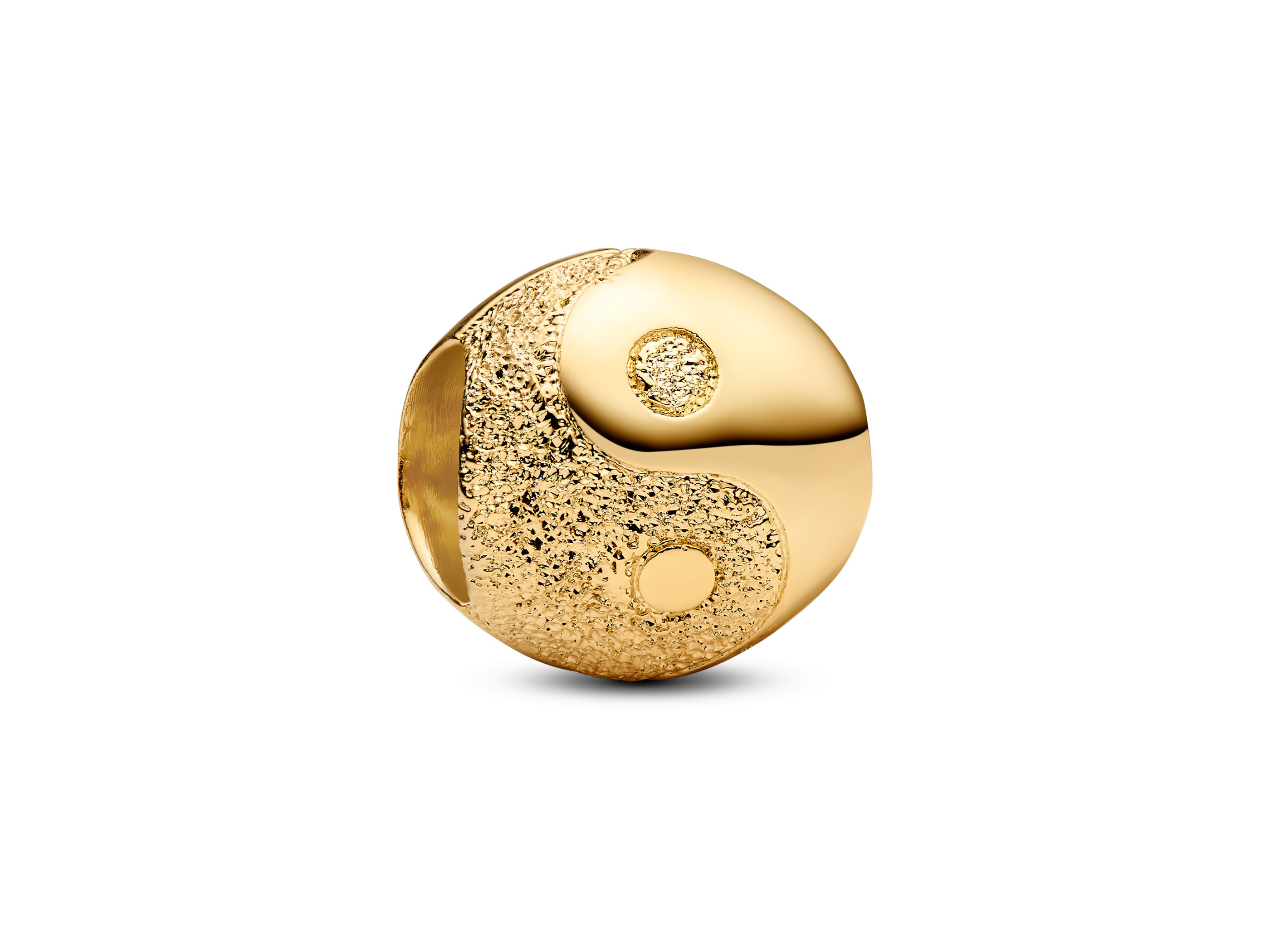 Der Yin und Yang Mini-Charm von Pandora ist aus gelbgold vergoldetem Metall gefertigt und besticht durch seine strukturierte Oberfläche und harmonisches Design.