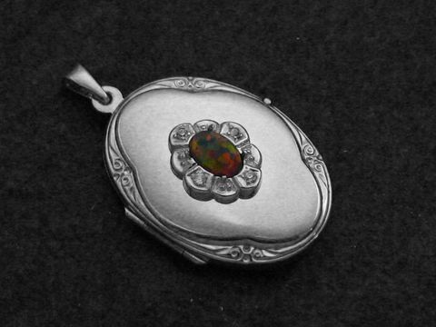 Opal syn bunt Medaillon Cabochon aus Sterling Silber mit Zirkonia, hergestellt von Juwelier Harnisch. Das Medaillon hat eine elegante ovale Form und zeigt eine farbenfrohe Opal-Keramik.