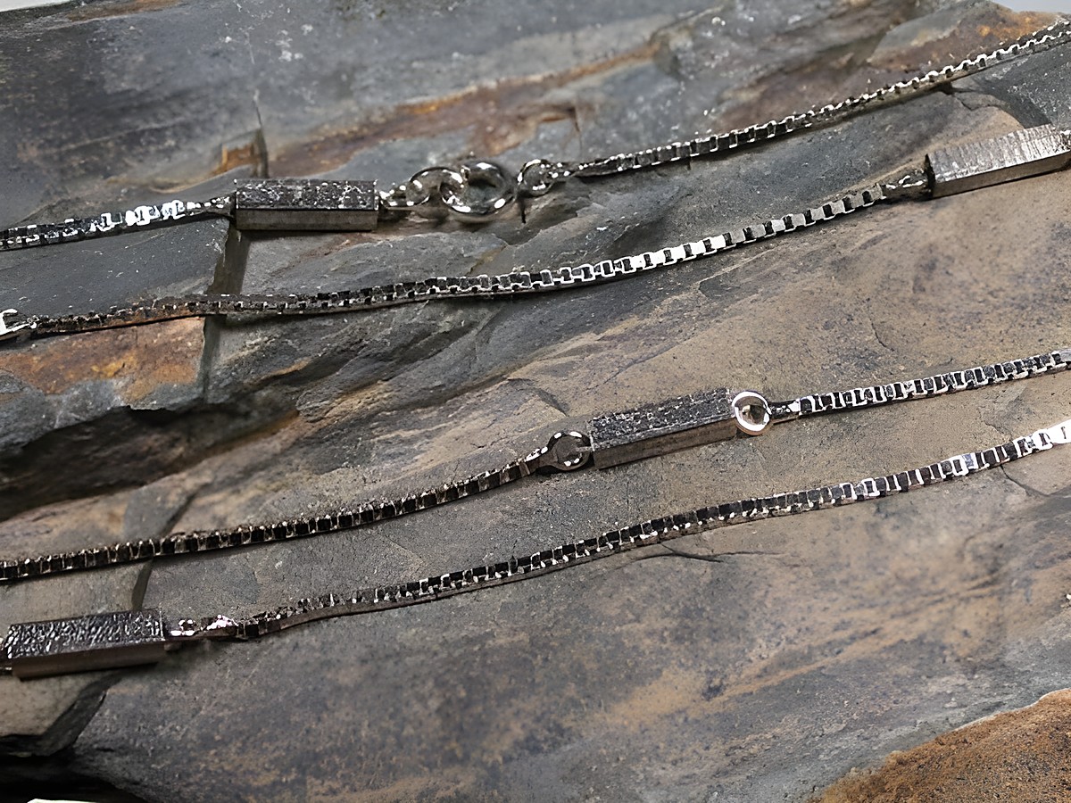 Lange Silberkette Venezia mit eckigen Elementen in rhodiniertem Finish, 91 cm, Hersteller Juwelier Harnisch, elegante Mittelteil Colliers auf natürlichem Untergrund.