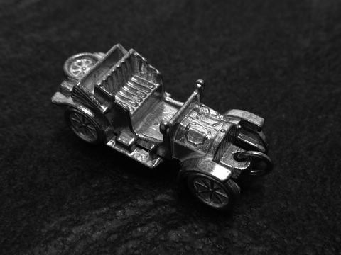 Silberanhänger eines Oldtimer Autos im Maßstab 35 mm, detailliert gearbeitet, Hersteller Juwelier Harnisch, ideal für Sammler und Liebhaber von Veteran Fahrzeugen.