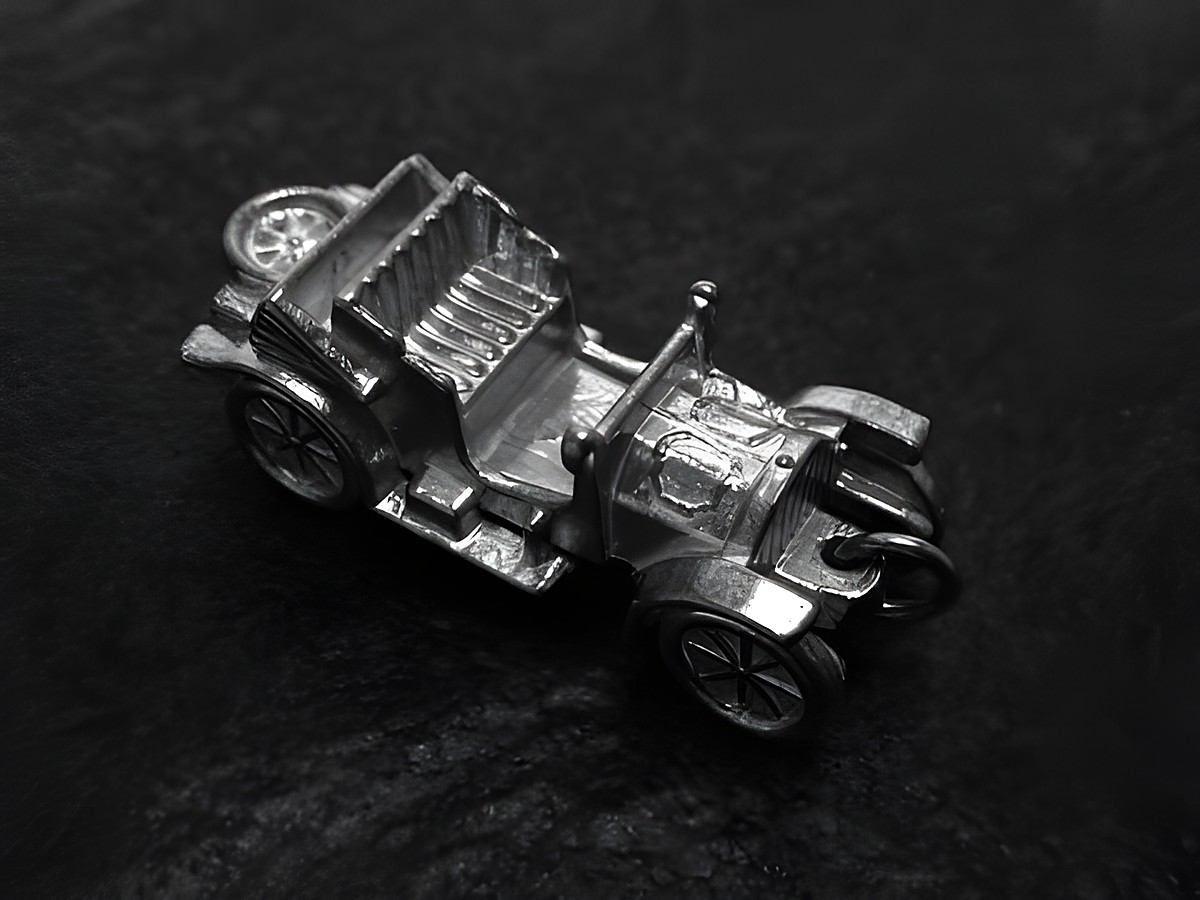 Silberanhänger eines Oldtimer Autos im Maßstab 35 mm, detailliert gearbeitet, Hersteller Juwelier Harnisch, ideal für Sammler und Liebhaber von Veteran Fahrzeugen.