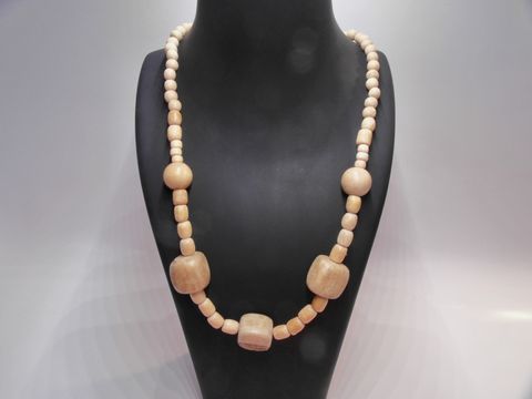 Holzkette Multiform 21 mm naturbraun 60 cm Holz Schmuck von Juwelier Harnisch, die auf einem Schmuckdisplay präsentiert wird, zeigt verschiedene Holzperlen in unterschiedlichen Formen und Größen.