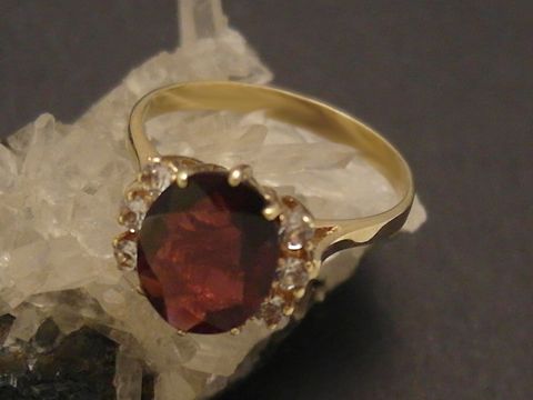 Goldring in edlem Design mit Gold 585, besetzt mit einem ovalen Granat und Zirkonia, Größe 55,5, Hersteller Juwelier Harnisch, geeignet bis Größe 56/18.