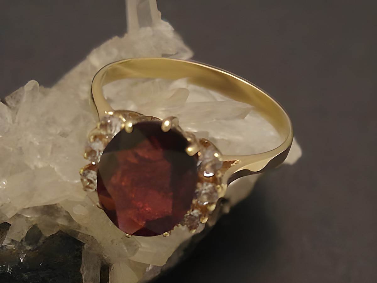 Goldring in edlem Design mit Gold 585, besetzt mit einem ovalen Granat und Zirkonia, Größe 55,5, Hersteller Juwelier Harnisch, geeignet bis Größe 56/18.