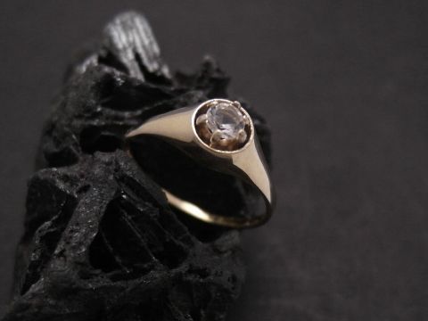 Gold Ring - wunderschön - Gold 333 - Bergkristall - Gr. 55,5, Hersteller: Juwelier Harnisch, bis Gr. 56/18. Eleganter Ring mit strahlendem Bergkristall in feinem Gold.