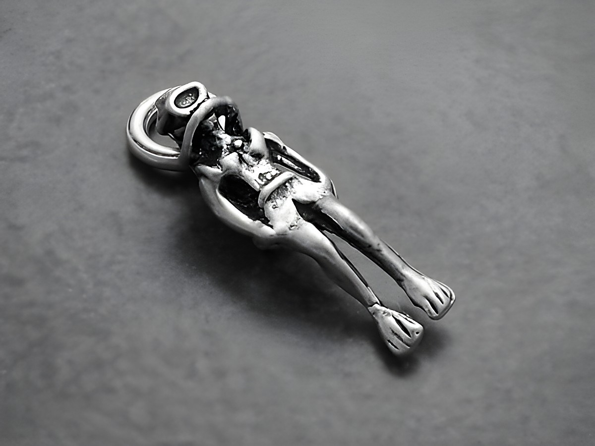 Kleiner Taucher Sterling Silber Anhänger für Tauchsport, detaillierte Darstellung eines Tauchers mit Flossen und Brille, Hersteller Juwelier Harnisch.