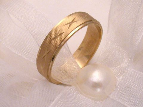 400277-0 Trauring Ehering CROSS aus Gold 333 in Größe 55 17,5 von Juwelier Harnisch, bis Größe 56 17,8, mit eingravierten Mustern auf einer eleganten Unterlage aus Tüll und einer Perle.