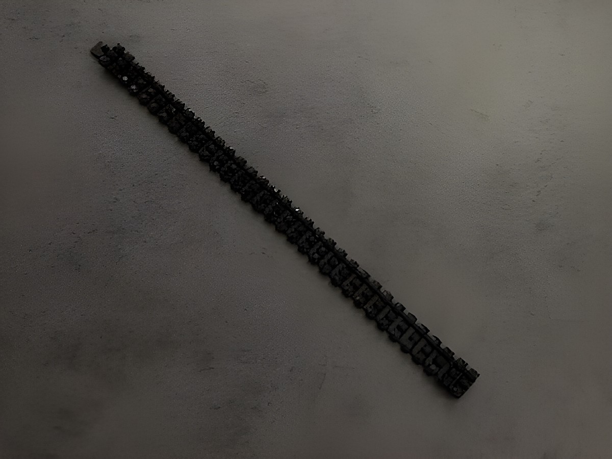 Strass Armband in blumigem Design, in granatrot, zwischen 18 und 20 cm, goldfarbene Elemente, hergestellt von Juwelier Harnisch, ideal für eleganten Schmuck. – Ansicht 2