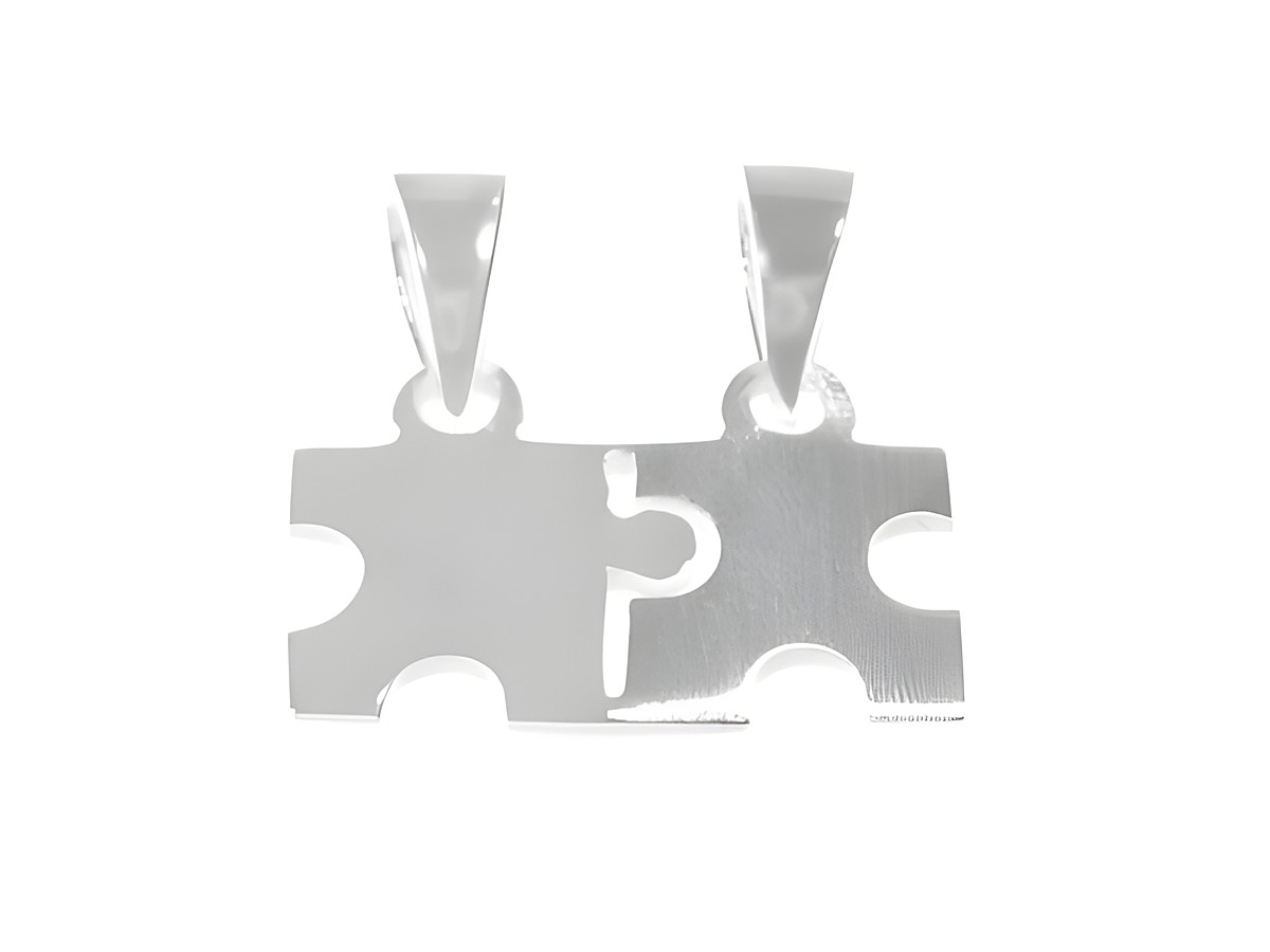 Silber Anhänger in Form von zwei kleinen Puzzle-Teilen, die zusammenpassen, hergestellt vom Juwelier Harnisch, ideal als Partner-Anhänger.