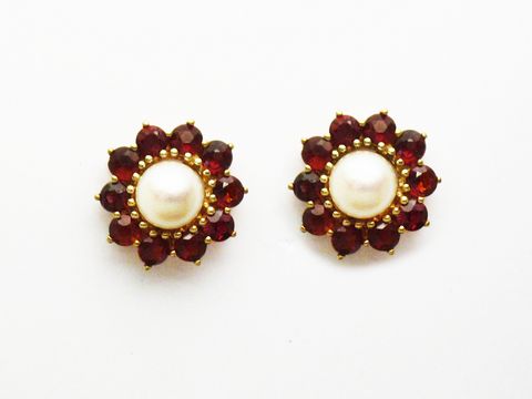 Granat Schmuck Ohrringe 13,4 mm Ohrstecker in Gold mit einer runden Perle in der Mitte und einer Umrandung aus tiefroten Granatsteinen. Hersteller: Juwelier Harnisch.