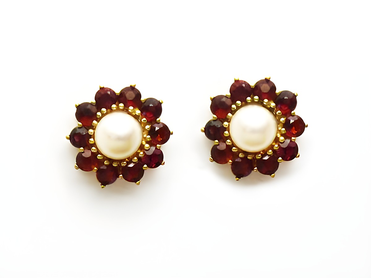 Granat Schmuck Ohrringe 13,4 mm Ohrstecker in Gold mit einer runden Perle in der Mitte und einer Umrandung aus tiefroten Granatsteinen. Hersteller: Juwelier Harnisch.