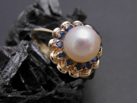 Gold Perlen Ring mit einer Zuchtperle von 6,8 mm und synthetischen Saphiren in einer Blütenform, Gold 333, Größe 55, Hersteller Juwelier Harnisch bis Größe 56/18.