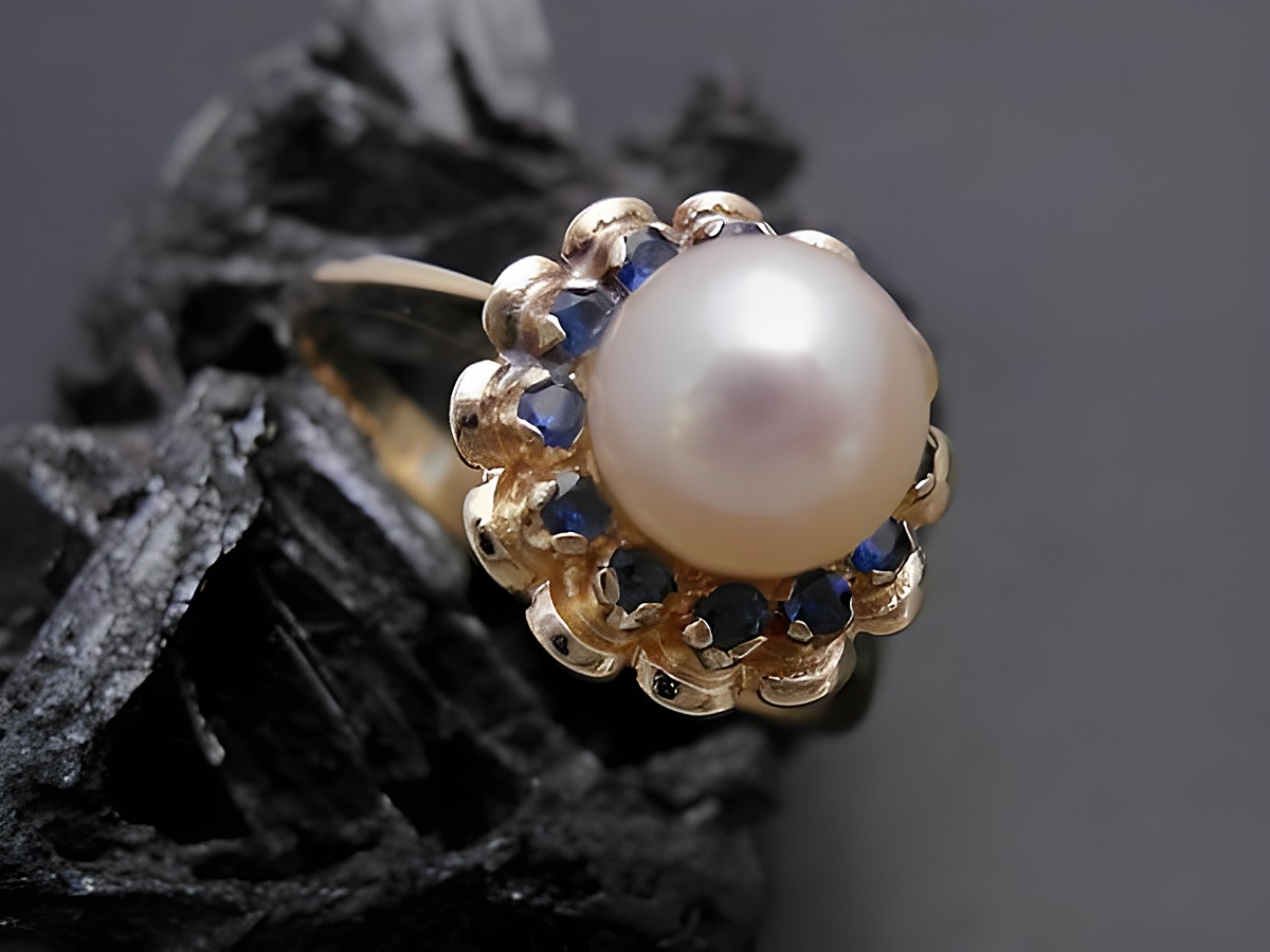 Gold Perlen Ring mit einer Zuchtperle von 6,8 mm und synthetischen Saphiren in einer Blütenform, Gold 333, Größe 55, Hersteller Juwelier Harnisch bis Größe 56/18.