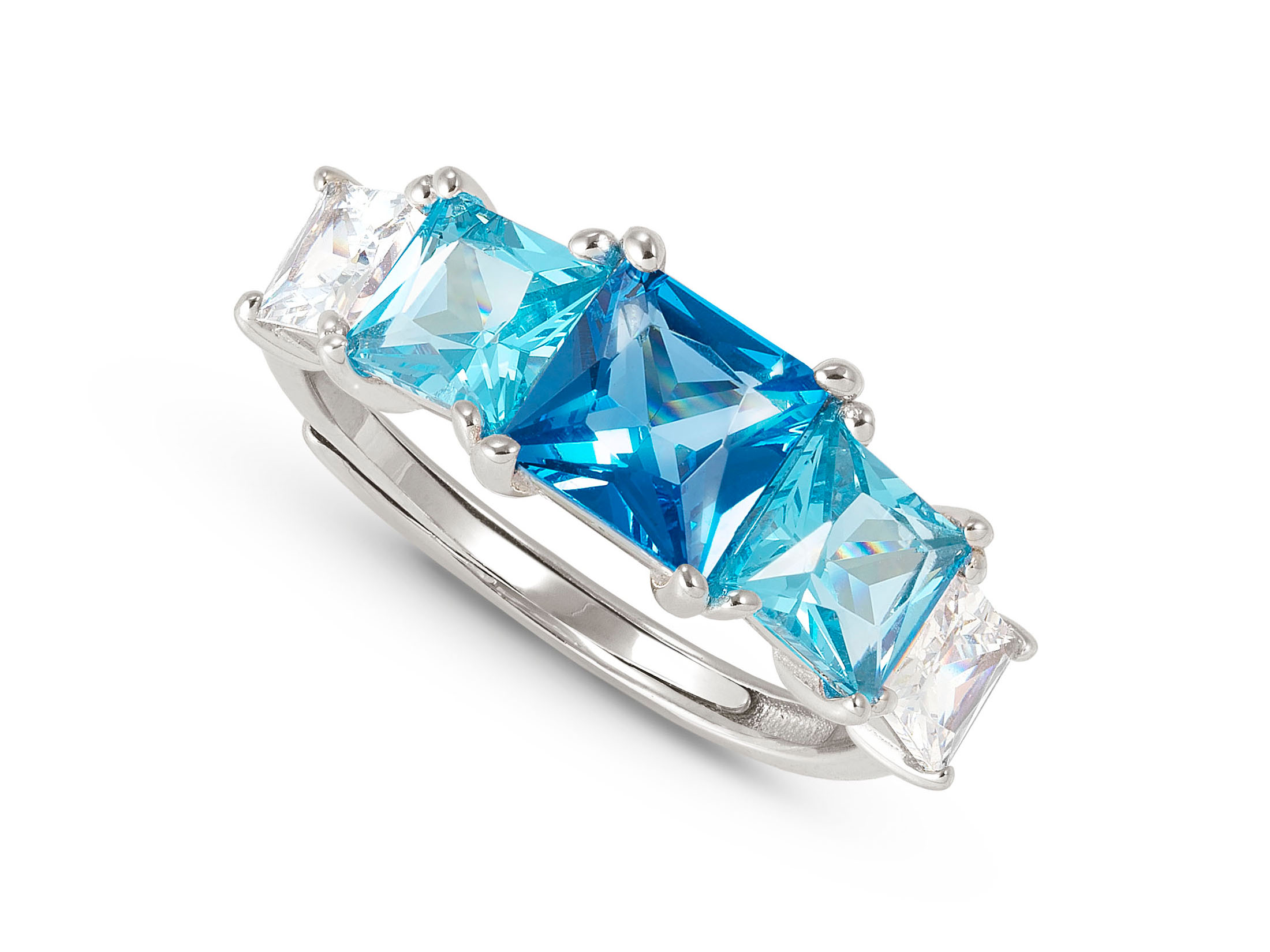 Der Ring aus Sterling Silber ist mit vier funkelnden Zirkonia in Himmelblau und Klar besetzt. Er ist verstellbar und lässt sich in den Größen 51 bis 59 tragen.
