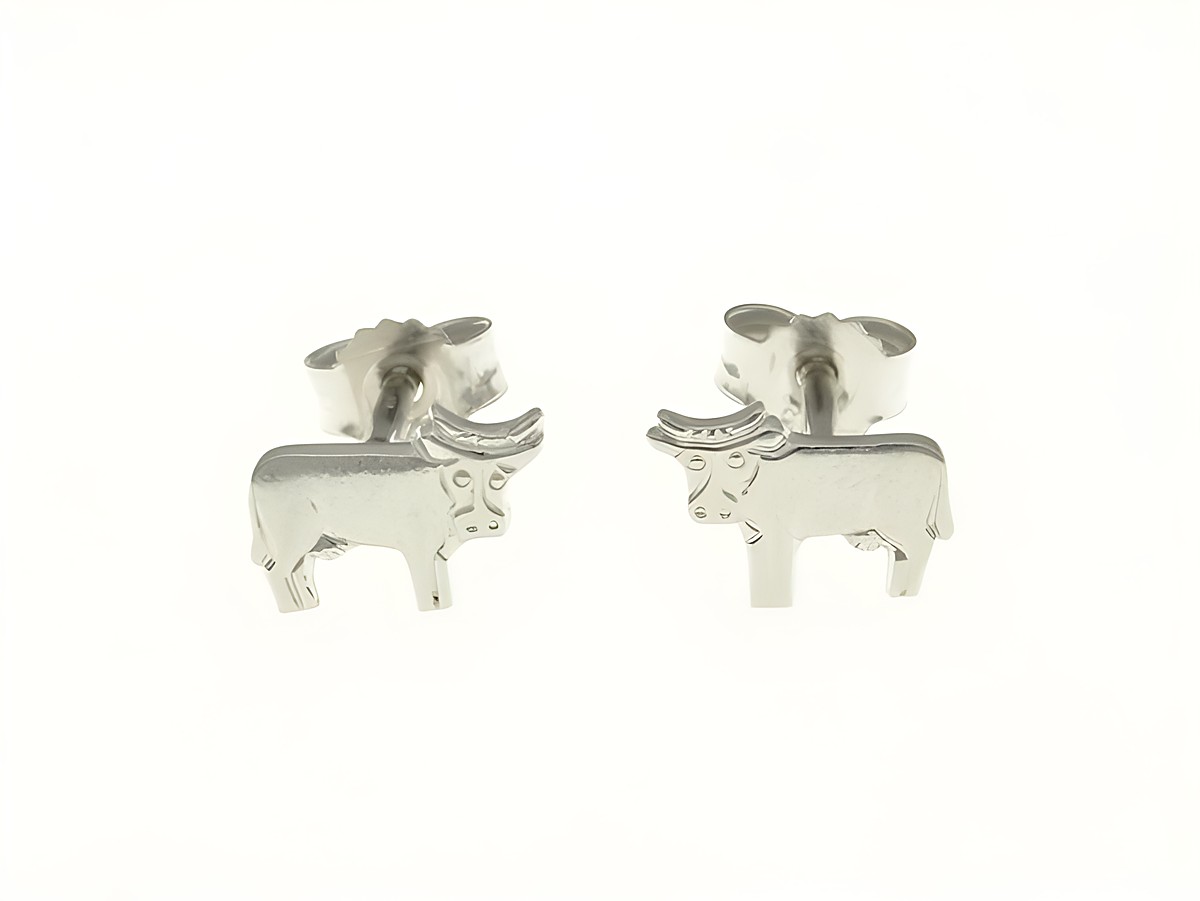 Kuh Ohrstecker aus rhodiniertem Sterling Silber, designet für Kinder, tierisch und verspielt, hergestellt von Juwelier Harnisch, ideal für einen niedlichen Look.