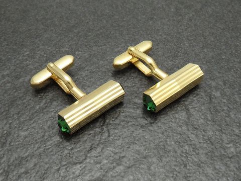 20079-0 Vergoldete Manschettenknöpfe mit klassischem Design, verziert mit grünen Strasssteinen, gefertigt vom Juwelier Harnisch, in goldfarben. Ideal für elegante Anlässe.
