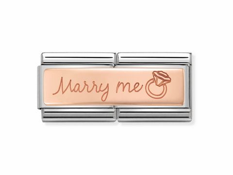 Nomination 430710 03 Marry Me mit Gravur in Roségold Classic zeigt einen eleganten Charm mit der Aufschrift Marry Me und einem Ring-Symbol, ideal für persönliche Anlässe.