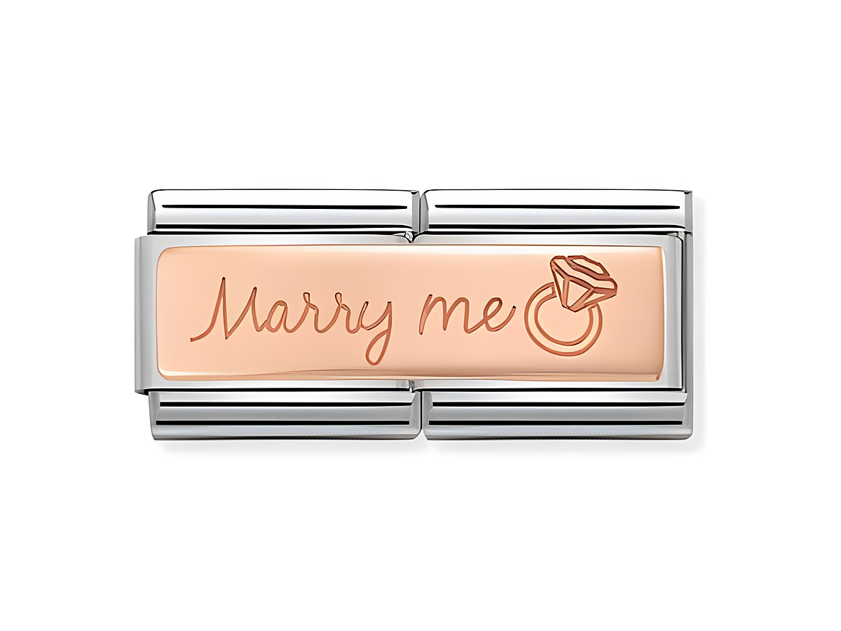 Nomination 430710 03 Marry Me mit Gravur in Roségold Classic zeigt einen eleganten Charm mit der Aufschrift Marry Me und einem Ring-Symbol, ideal für persönliche Anlässe.
