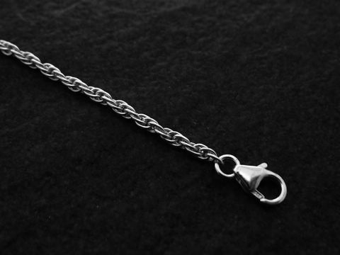 Sterling Silber 26cm Fußkettchen mit einem Durchmesser von 1,5 mm, ausgestattet mit einem praktischen Karabinerverschluss, hergestellt von Juwelier Harnisch.