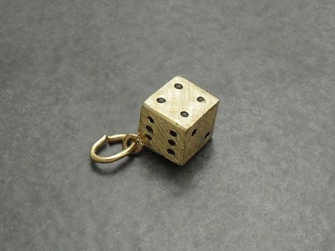 Würfel Anhänger aus Gold 333, vollplastisch mattiert, mit schwarzen Punkten, von Juwelier Harnisch, in Würfelform, ideal als modisches Accessoire oder Geschenk.