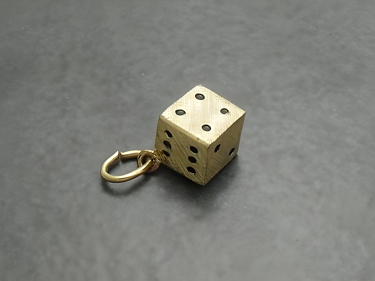 Würfel Anhänger aus Gold 333, vollplastisch mattiert, mit schwarzen Punkten, von Juwelier Harnisch, in Würfelform, ideal als modisches Accessoire oder Geschenk.