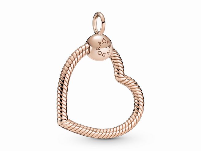 389384000-0 Pandora Rosé 389384C00 Rosé Anhänger in Herzform aus rosévergoldetem Metall mit gedrehtem Design und einem runden Anhänger mit Gravur, ideal für Ketten oder Armbänder.