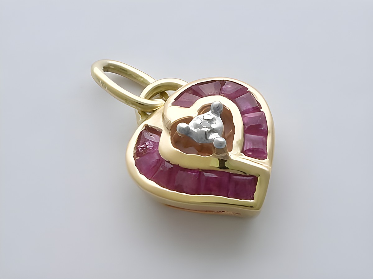 Gold Anhänger in Herzform aus 333 Gold, filigran gearbeitet, mit Rubinen und einem Diamanten, hergestellt von Juwelier Harnisch, Perlen & Steine.