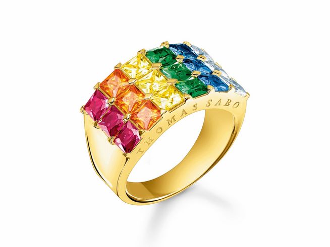 Der Ring von Thomas Sabo aus vergoldetem Sterling Silber zeigt eine auffällige Anordnung von bunten, quadratischen Steinen in Regenbogenfarben. Größe 56.