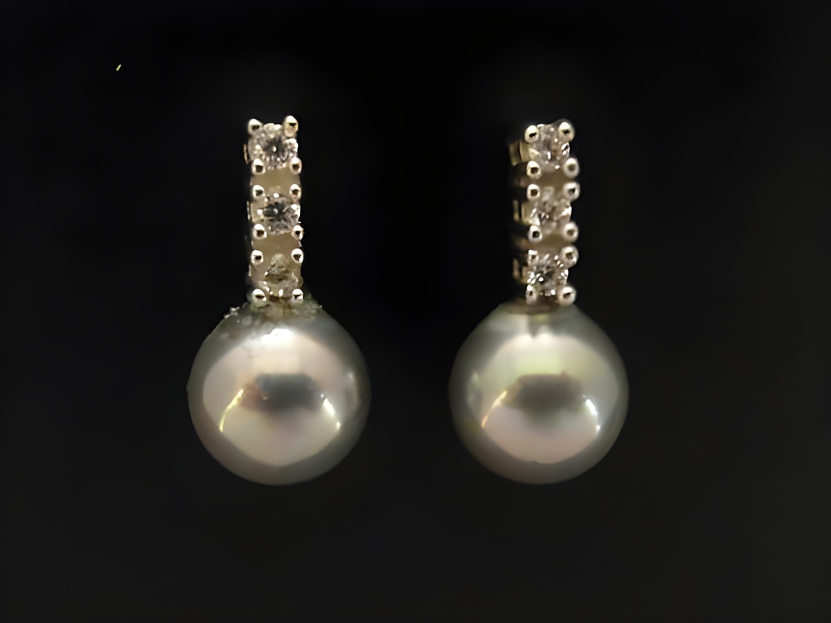 Ohrstecker aus Sterling Silber rhodiniert mit funkelndem Zirkonia und grauer Zuchtperle von Juwelier Harnisch, elegante Perlen Ohrringe für besondere Anlässe.