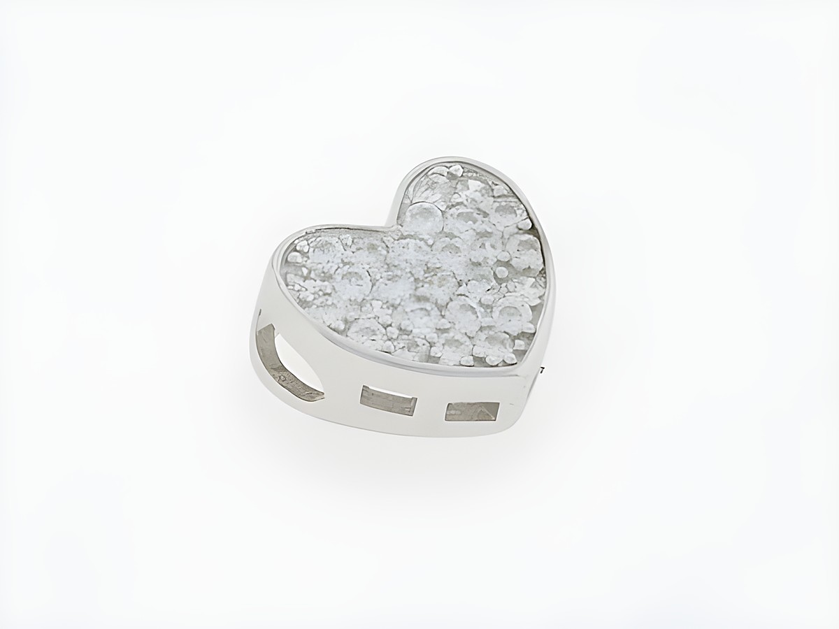 Silber Anhänger in Herzform, glitzernd mit klaren Zirkonia, Hersteller Juwelier Harnisch, Perlen & Steine. Ideal für eleganten Schmuck.