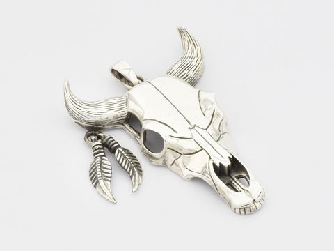 Ausdrucksstarker Anhänger in Form eines Büffelschädels aus Sterling Silber mit Totenkopfdesign und feinen Details, gefertigt vom Juwelier Harnisch. Ideal für individuelle Styles.