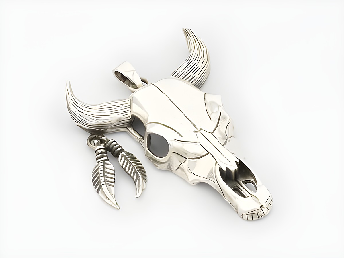 Ausdrucksstarker Anhänger in Form eines Büffelschädels aus Sterling Silber mit Totenkopfdesign und feinen Details, gefertigt vom Juwelier Harnisch. Ideal für individuelle Styles.