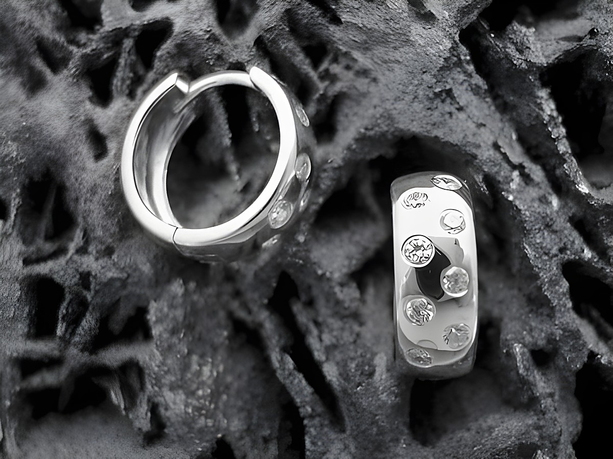 Silber Creole mit Zirkonia in weiss, modisch und elegant, Durchmesser 1,4 cm, Hersteller Juwelier Harnisch, für jeden Anlass geeignet. Ideal für stilvolle Akzente.