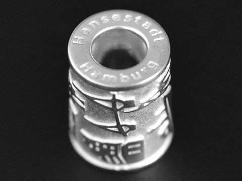 Silber Anhänger aus Hamburg in Zylinderform, teilmattiert, mit diversen Motiven und der Gravur Hansestadt Hamburg, Hersteller Juwelier Harnisch.