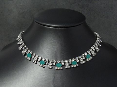 Strass Kette in graziösem Design, weiß-grün, Länge 44,5-48 cm, silberfarbene Fassung vom Hersteller Juwelier Harnisch. Elegante und funkelnde Halskette für besondere Anlässe.