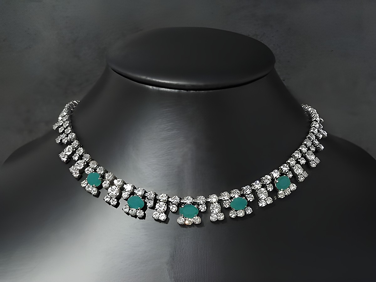 Strass Kette in graziösem Design, weiß-grün, Länge 44,5-48 cm, silberfarbene Fassung vom Hersteller Juwelier Harnisch. Elegante und funkelnde Halskette für besondere Anlässe.