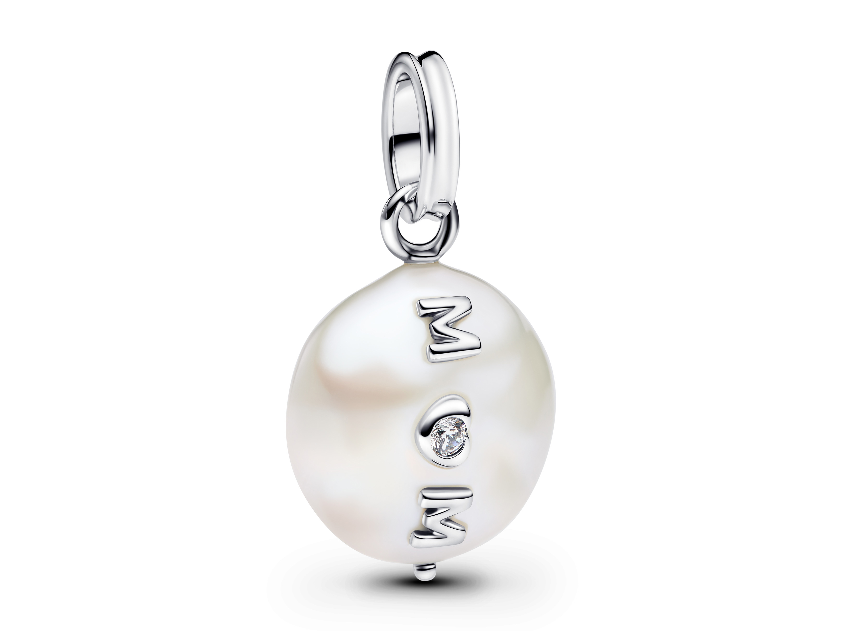 Pandora Charm aus Sterling Silber mit einer Barockperle und Steinmix in Weiß, graviert mit "MUM" und einem funkelnden Stein, ideal als Geschenk für Mütter.