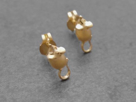Zauberhafte Ohrringe in Form einer Maus aus goldfarbenem Material, hergestellt von Juwelier Harnisch, ideal für Tierliebhaber und als einzigartiges Schmuckstück.