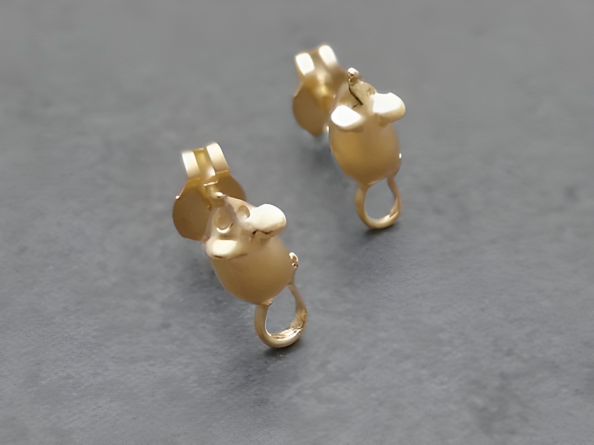 Zauberhafte Ohrringe in Form einer Maus aus goldfarbenem Material, hergestellt von Juwelier Harnisch, ideal für Tierliebhaber und als einzigartiges Schmuckstück.