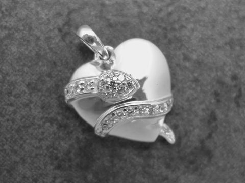 Herzanhänger mit Schlange aus Sterling Silber, verziert mit Zirkonia, strahlt in einem hinreißenden weißen Finish. Hersteller Juwelier Harnisch, Perlen & Steine.